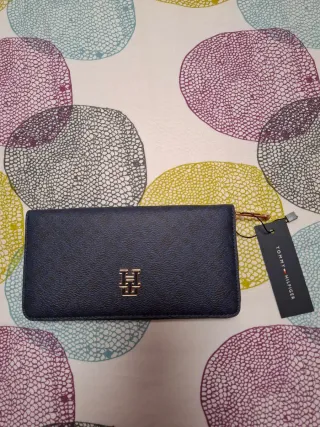 Billetera Tommy Hilfiger Azul con Logo Dorado