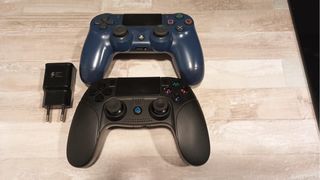 PS4 (PlayStation 4) con 2 mandos y cargador