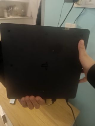 PS4 (PlayStation 4) con 2 mandos y cargador