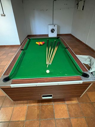 Mesa de billar en buen estado, con monedero
