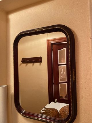 Espejo de madera con marco dorado