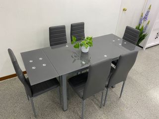 Mesa extensible gris con 6 sillas