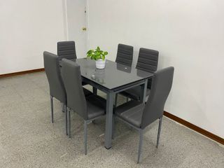 Mesa extensible gris con 6 sillas