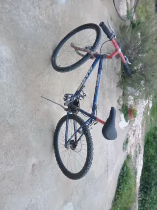 Bicicleta de montaña azul y roja
