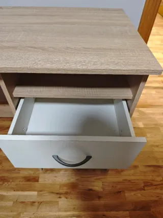 Escritorio imitación madera y blanco con cajones