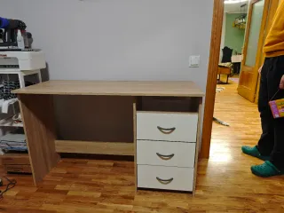 Escritorio imitación madera y blanco con cajones