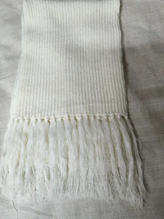 Sciarpa bianca tricot con frange