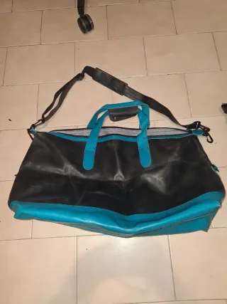 Bolso de viaje negro y azul
