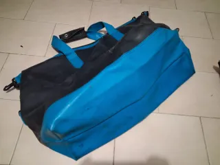 Bolso de viaje negro y azul