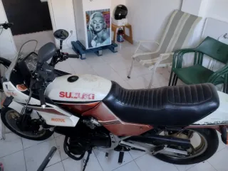 Suzuki GSX750ES Roja y Blanca