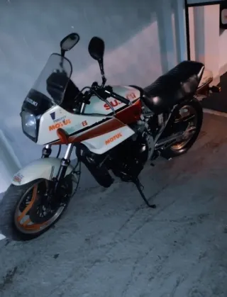 Suzuki GSX750ES Roja y Blanca