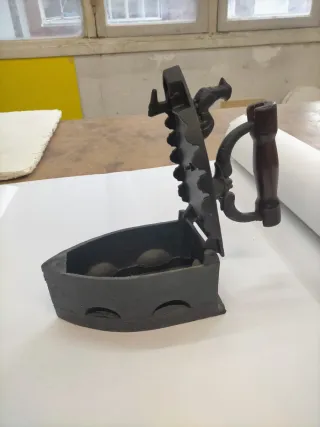 Plancha de hierro antigua con gallo