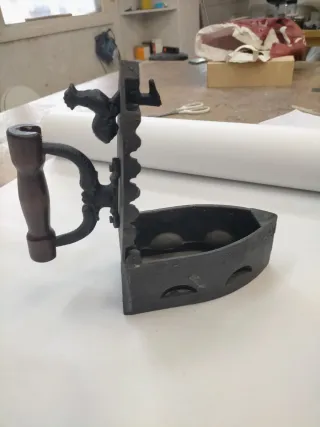 Plancha de hierro antigua con gallo