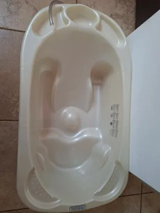 Bañera para bebé con patas extraibles.