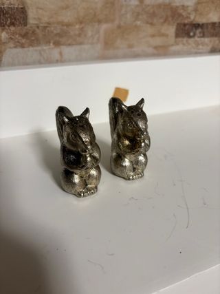 Saleros de ardilla plateados