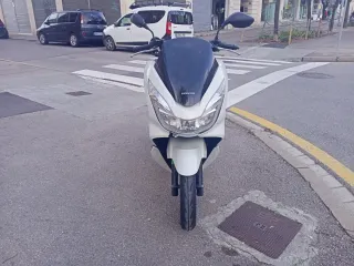 Honda PCX 125 Blanca Scooter