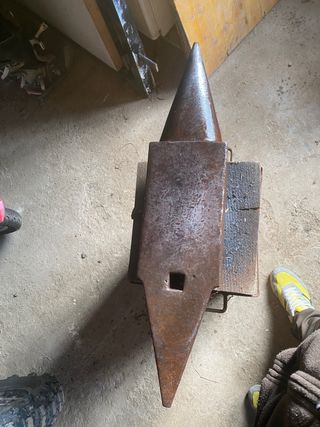 Yunque de forja con base de madera 70kg+-