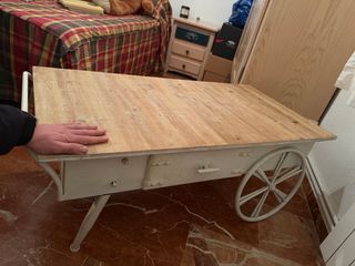 Mesa auxiliar con ruedas y cajón