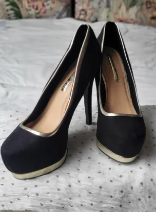 Zapatos de tacón negros con detalles dorados