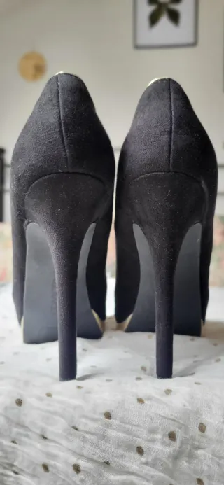 Zapatos de tacón negros con detalles dorados