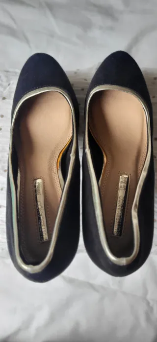 Zapatos de tacón negros con detalles dorados