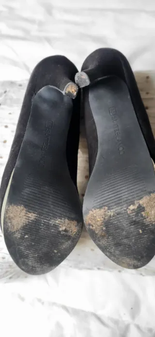 Zapatos de tacón negros con detalles dorados