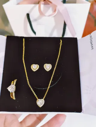 Conjunto Corazón dorado . Lleva caja y bolsa
