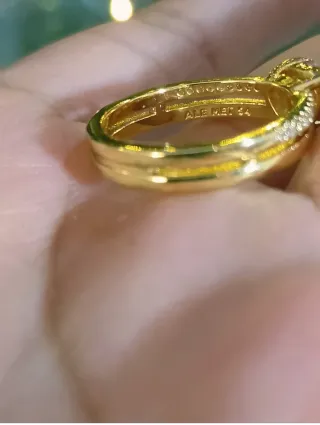 Conjunto Corazón dorado . Lleva caja y bolsa