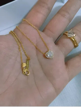 Conjunto Corazón dorado . Lleva caja y bolsa