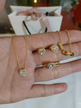 Conjunto Corazón dorado . Lleva caja y bolsa