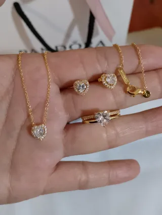 Conjunto Corazón dorado . Lleva caja y bolsa