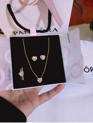 Conjunto Corazón dorado . Lleva caja y bolsa
