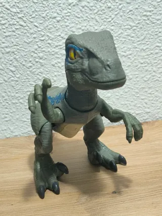 Dinosaurio de juguete con pilas