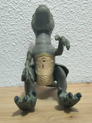 Dinosaurio de juguete con pilas