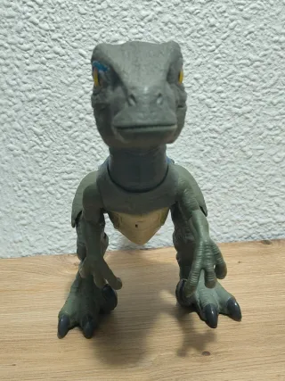 Dinosaurio de juguete con pilas