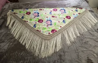 Mantoncillo tejido bordado beige