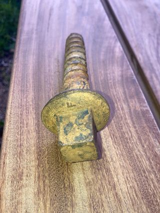 Tornillo de tren oxidado