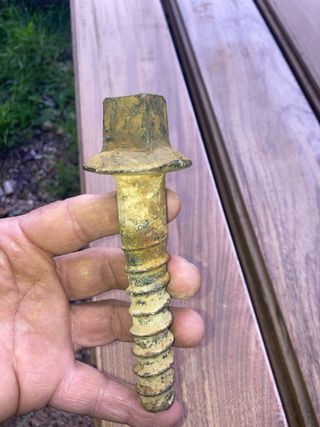 Tornillo de tren oxidado