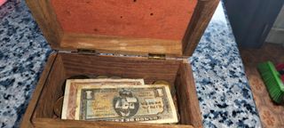 Cofre con Billetes y Monedas