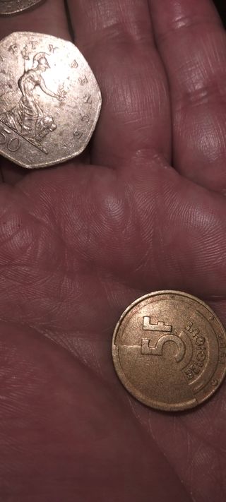 Cofre con Billetes y Monedas