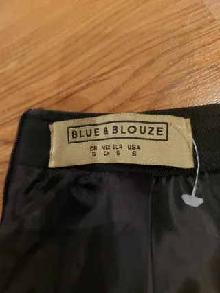 Falda mini bordada negra con flores