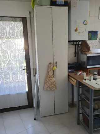 Armario almacenaje escobero blanco