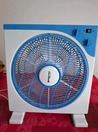 Ventilador Mercatrans azul y blanco