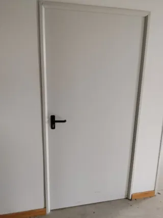 Puerta de trastero blanca