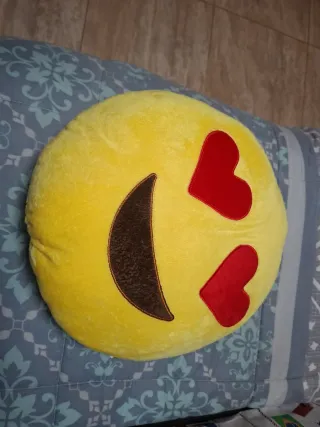 Cojín emoji con corazones
