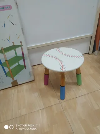 Estantería y taburete infantil de madera