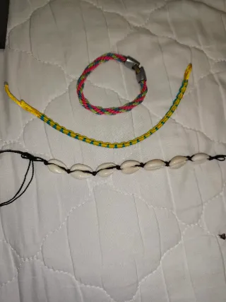 Pulseras de conchas y cordón