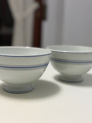 Tazones de porcelana con rayas azules