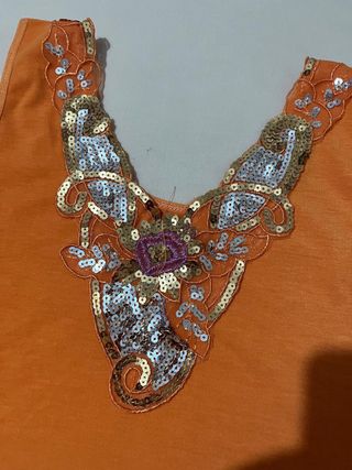 Top Naranja con Bordado y Falda Vaquera