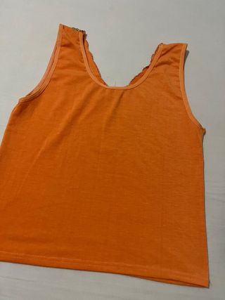 Top Naranja con Bordado y Falda Vaquera